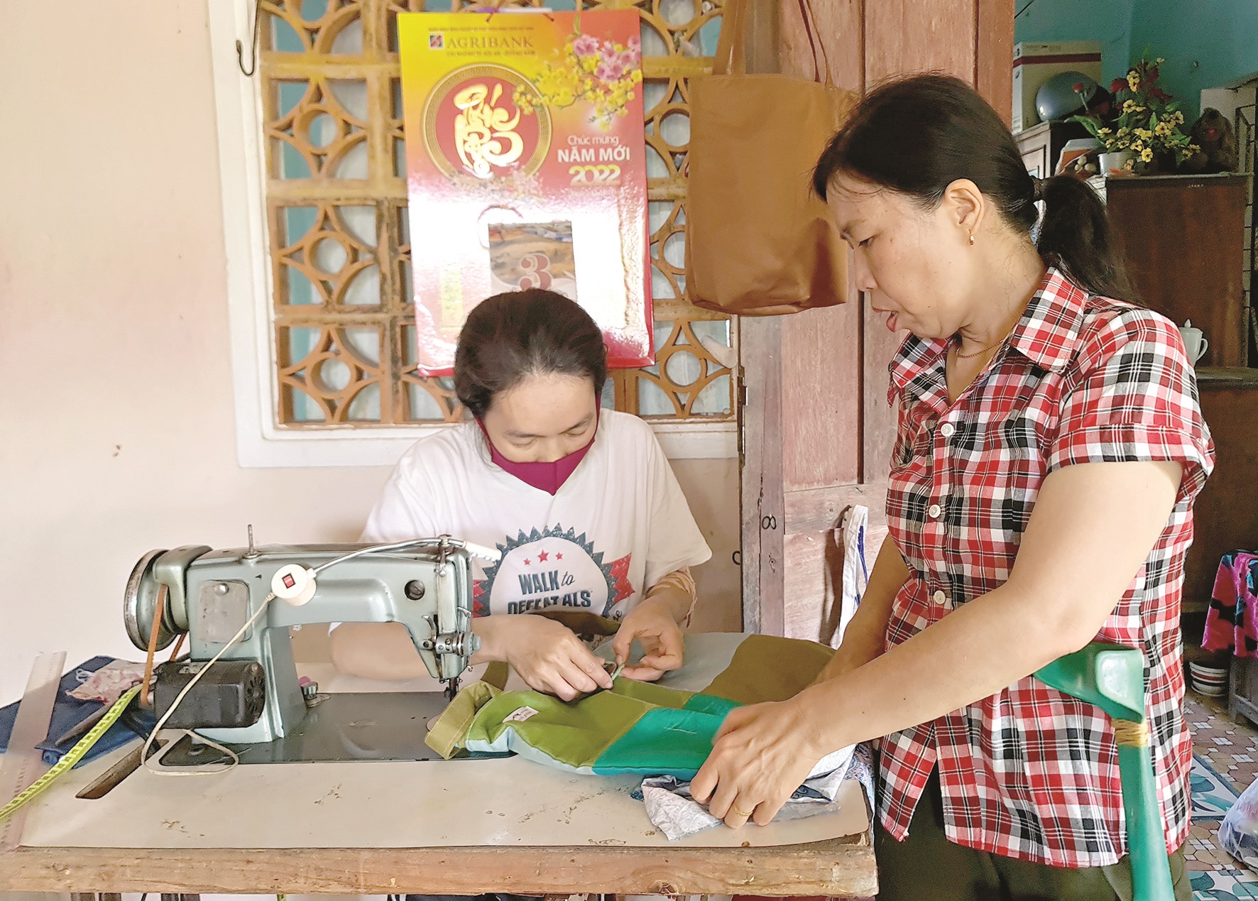 Các thành viên của “Cửa tiệm hạnh phúc” đều là những phụ nữ kém may mắn, đi lại hết sức khó khăn.