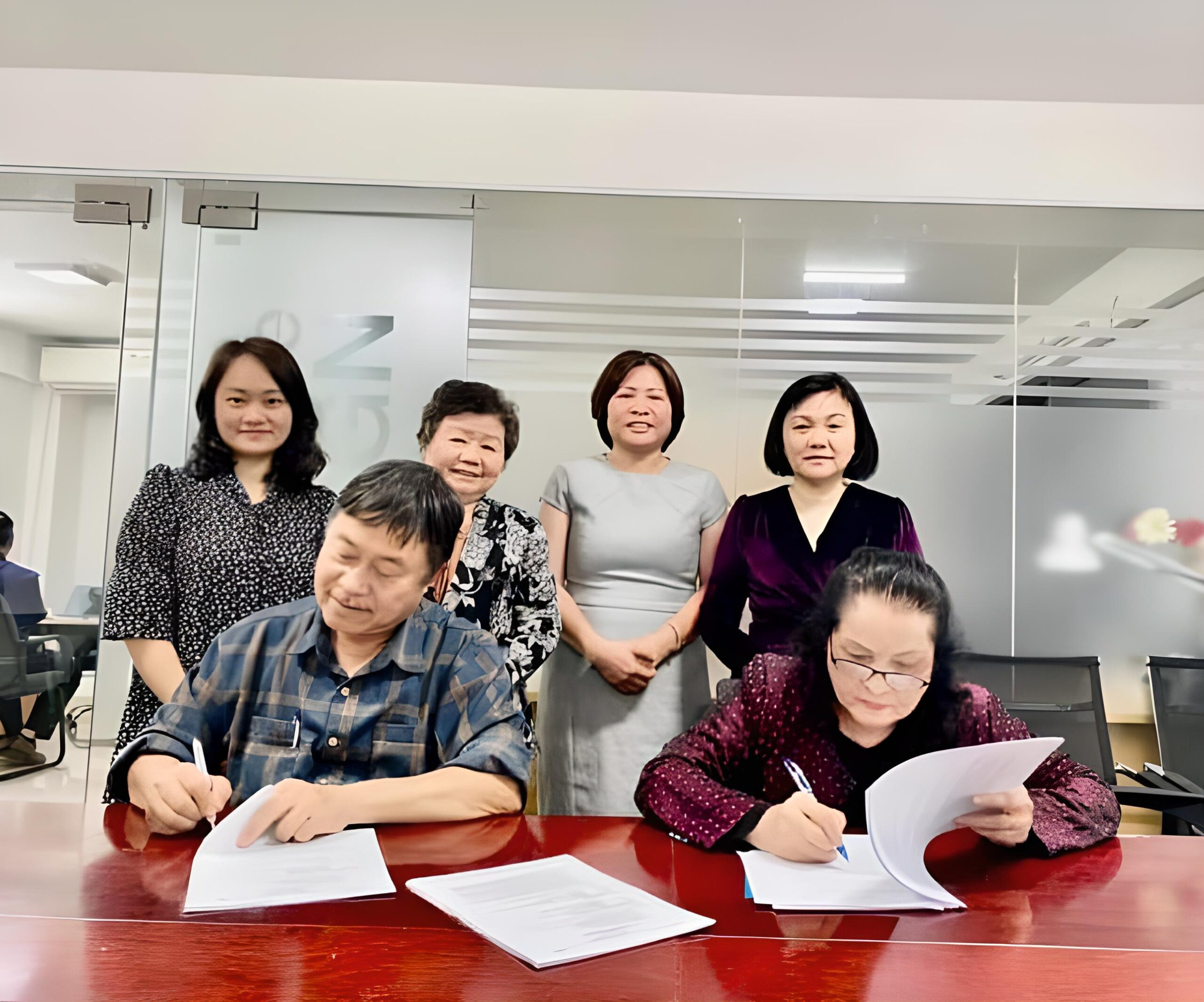 Lễ ký kết thỏa thuận giao vận hành sàn TMĐT kinhdoanhdientu.vn của Hội Nữ Doanh nghiệp nhỏ và vừa TP. Hà Nội (HAWASME) và Công ty cổ phần Seaconsult (SEACO)