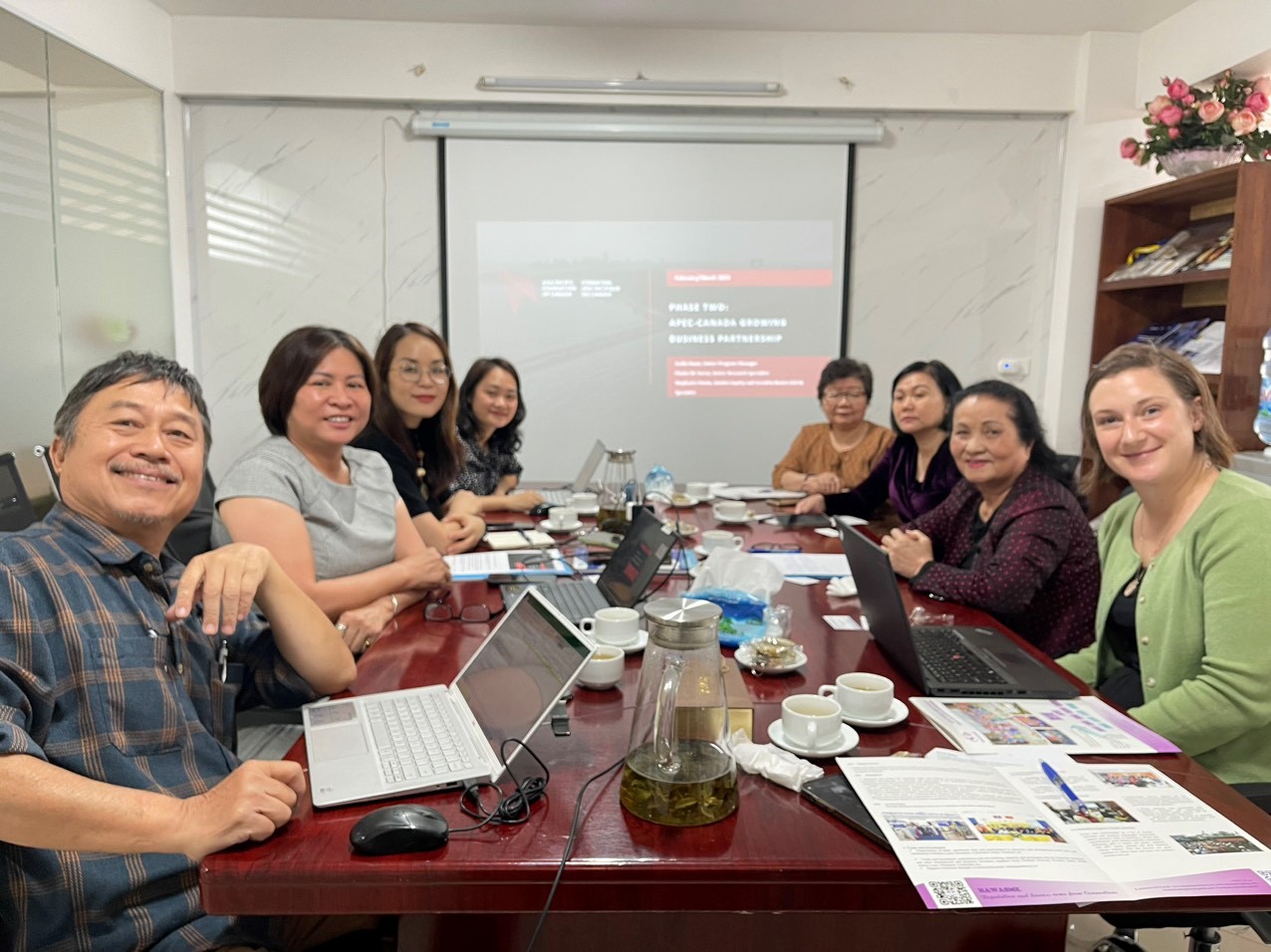 Hội Nữ Doanh nghiệp nhỏ và vừa TP. Hà Nội HAWASME và SEACO làm việc với APEC – CANADA Growing business partnership